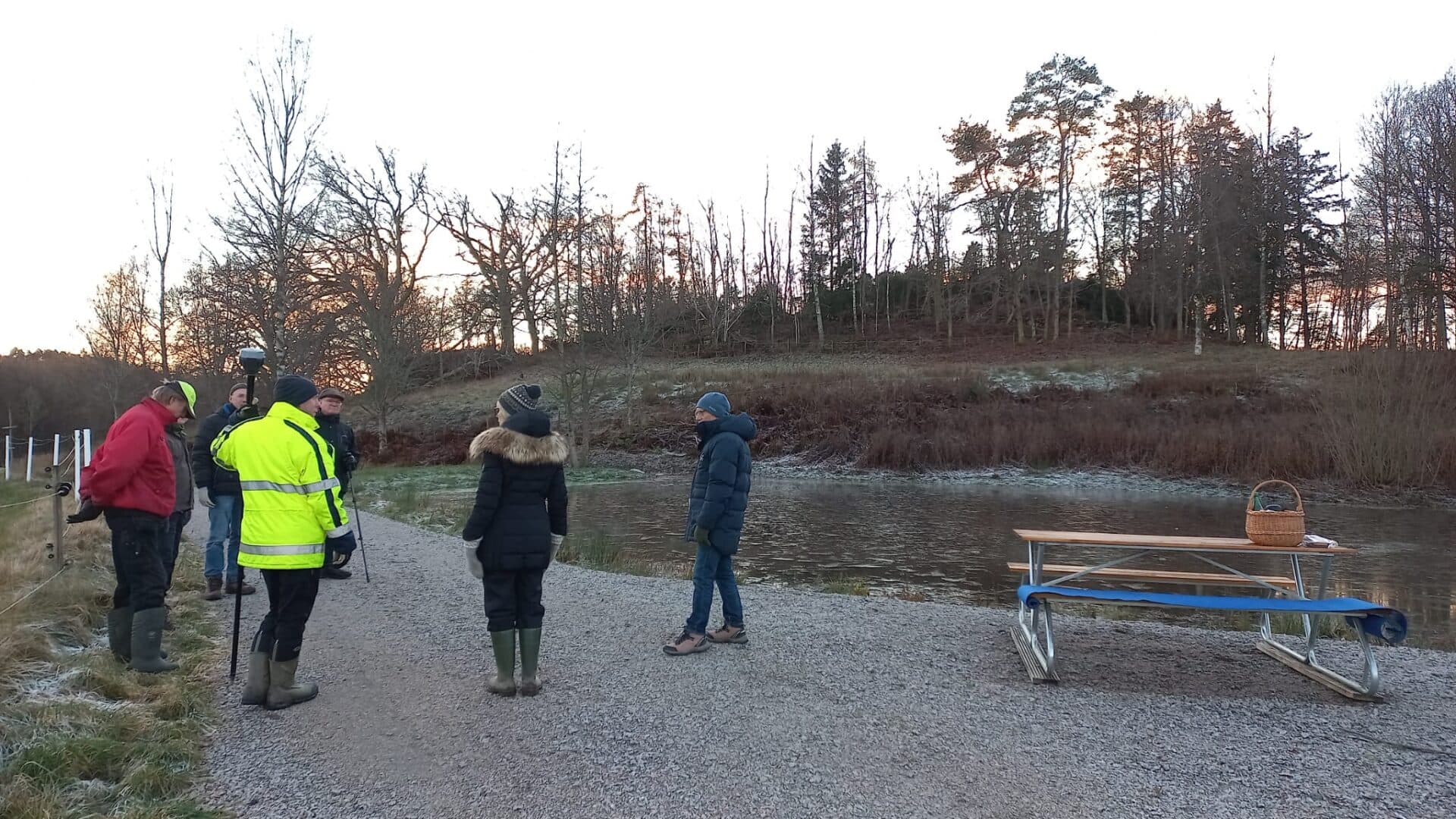 Grupp av människor som samlas utomhus